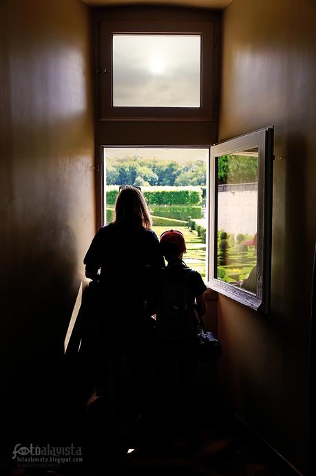 Madre e hijo en la ventana - Fotografía artística