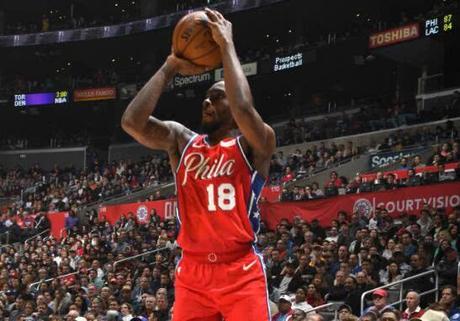王者官网-连中14记3分！76人小将打破NBA纪录，快船4人砍102分主场险胜