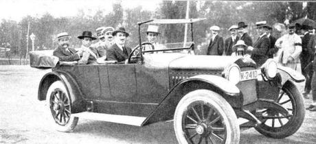 1915:Los populares toreros «Gallo» y Joselito, acompañados del conde de la Maza y otros amigos, paseando en automóvil por el Sardinero