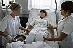 enfermera y técnico en cuidados con paciente