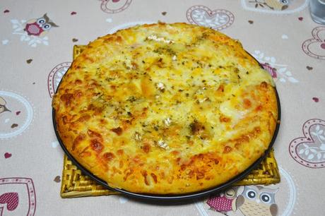 Pizza con salami de la Toscana