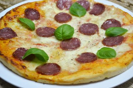 Pizza con salami de la Toscana