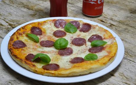 Pizza con salami de la Toscana