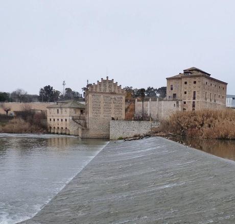 Fragmento de la vista de Toledo dibujada por Arroyo Palomeque hacia 1721. Presa el Cañar (1), isla de Antolínez (2), azud o noria junto a la Huerta del Rey