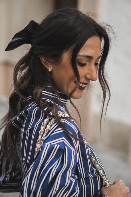 CLASSIC BLUE: EL COLOR Y LOS BASICOS QUE NECESITAS ESTA PRIMAVERA 2020 tendencia: lazo en el pelo