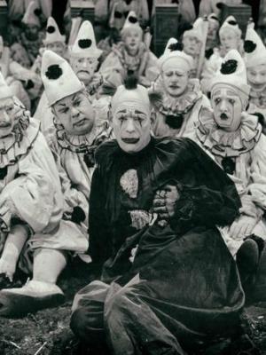 El trabajo es una obra de teatro llena de payasos El trabajo es una obra de teatro llena de payasos