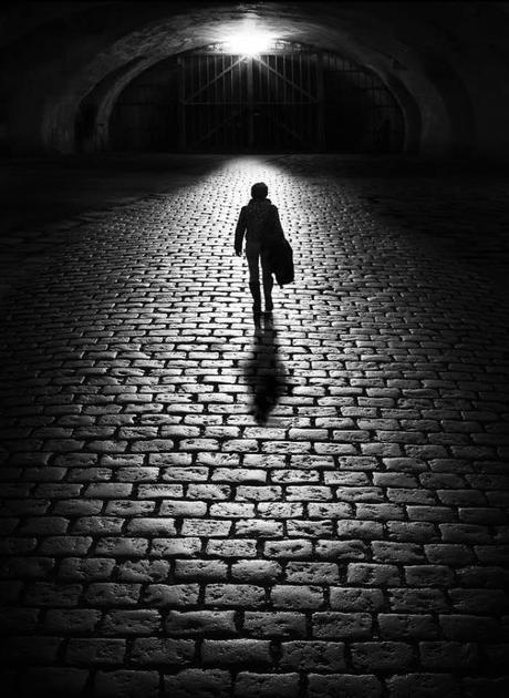 La imagen puede contener: una o varias personas, noche, calzado y exterior