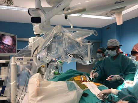 Cirugía lumbar de columna en España por primera vez con tecnología combinada 3D y 4K