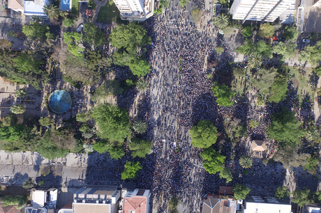 Marcha multitudinaria de protesta en la Plaza Ñuñoa en Santiago de Chile (21 de octubre de 2019). – Crilling (WikiCommons).