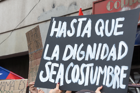 Algunos de los numerosos carteles de las protestas en Santiago de Chile. – Carlos Figueroa (WikiCommons).