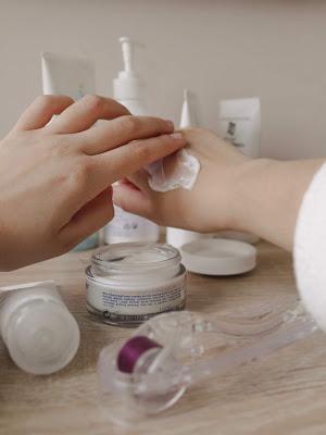 Mujer aplicándose crema de manos