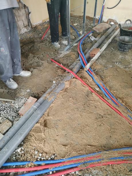 MANOS A LA OBRA: ¿Se puede mover un baño? Doble manguetón para sendos inodoros, con pendiente del 3% hasta bajante exterior por patio de luces. Una obra maestra de fontanería, con sus dos verificadores correspondientes ;)