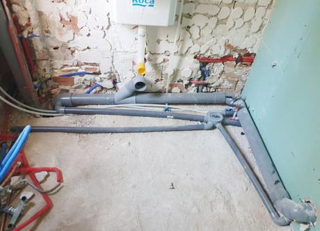 MANOS A LA OBRA: ¿Se puede mover un baño? Instalación para dos baños contiguos, de derecha a izquierda: manguetón inodoro 2, bote sifónico (lo que parece un pulpo) manguetón inodoro 1 y bajante. Aquí lo solucionamos con una mocheta para el manguetón 2 que queda por debajo del lavabo del baño 1