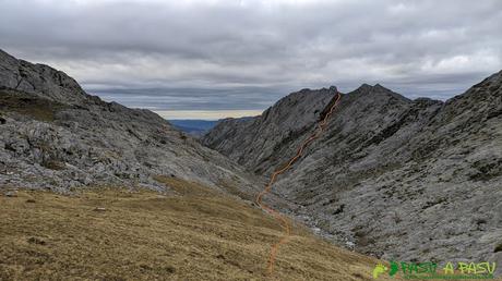 Vista del camino que seguimos desde los Gurbiñales hasta el Refugio de Vegarredonda