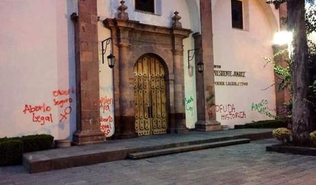 Edificio del Congreso amanece con pintas Pro Aborto