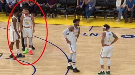 王者官网-比赛中维金斯强势冲击篮下，却被库里批评，这是怎么回事？