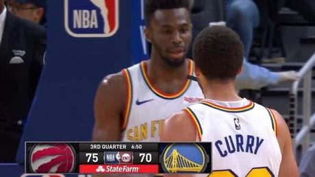 王者官网-比赛中维金斯强势冲击篮下，却被库里批评，这是怎么回事？