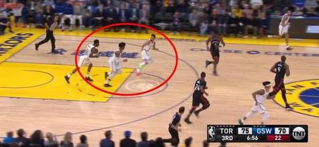 王者官网-比赛中维金斯强势冲击篮下，却被库里批评，这是怎么回事？