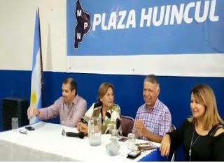 MPN de Huincul recibió a Arsenio Baeza con las fotos de la historia del MPN