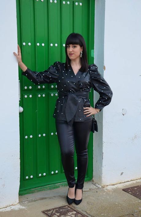 Chaqueta de polipiel con perlas