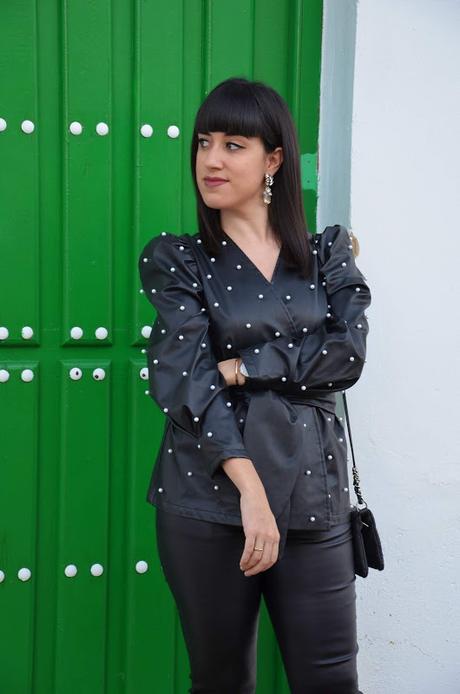 Chaqueta de polipiel con perlas