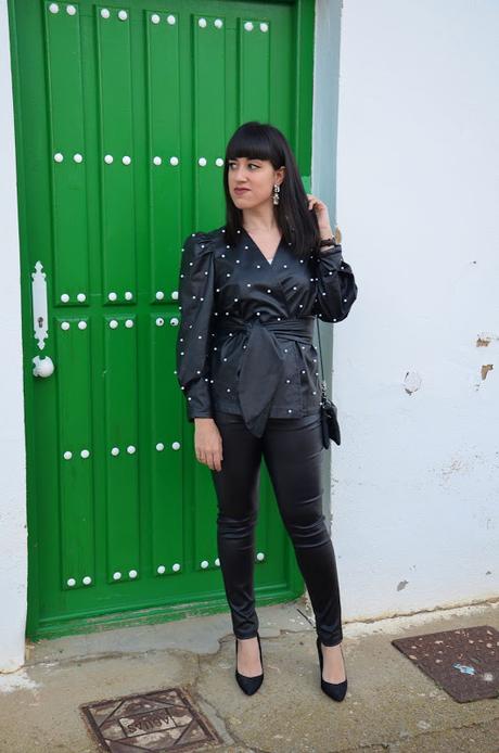Chaqueta de polipiel con perlas