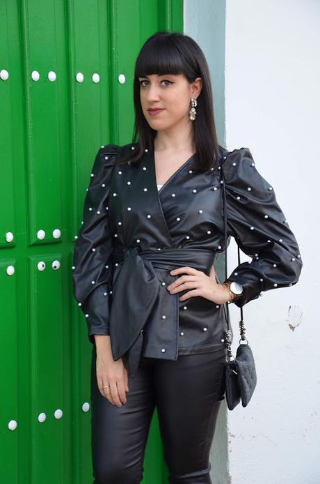 Chaqueta de polipiel con perlas