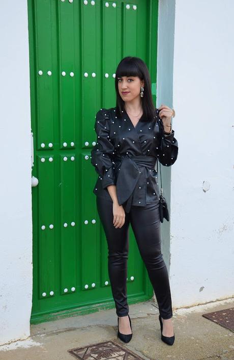 Chaqueta de polipiel con perlas
