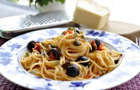 Spaghetti alla puttanesca.  (Receta de Italia)  🇮🇹