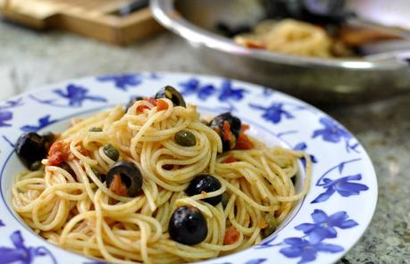 Spaghetti alla puttanesca.  (Receta de Italia)  🇮🇹