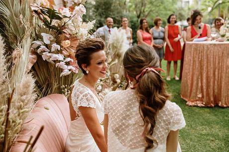 Dos novias y un boda boho chic Boda boho chic dos novias LGBT sofa velvet rosa pampas ceremonia