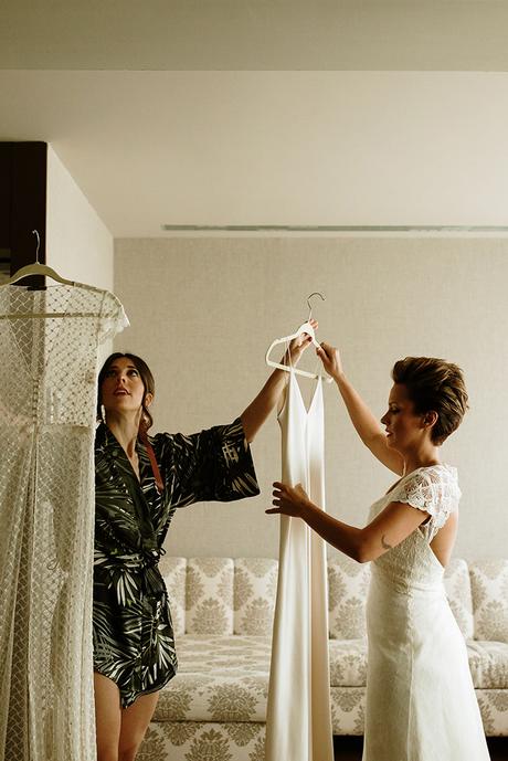 dos novias preparandose espejo kimonos boda LGTB boho chic