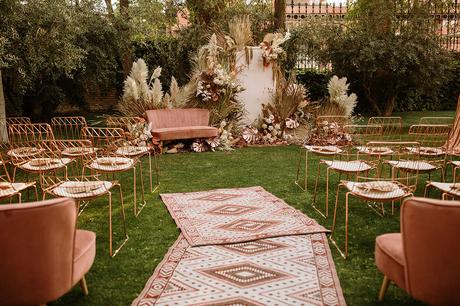 Ceremonia boda boho chic sofa velvet rosa alfombras sillas cobre pampas | Bodas de cuento