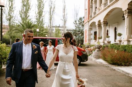 Entrada de las dos novias con los padrinos boda boho chic LGTB