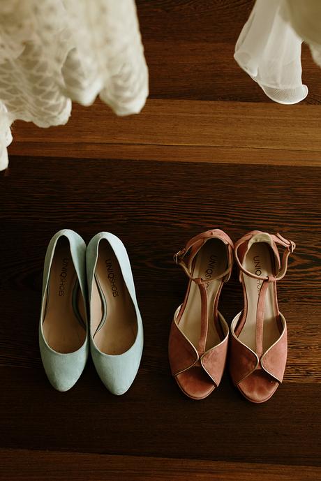 zapatos y vestidos dos novias boda LGTB boho chic