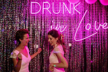 Dos novias y un boda boho chic Boda boho chic dos novias | luces de neon rosa fluor | Bodas de Cuento
