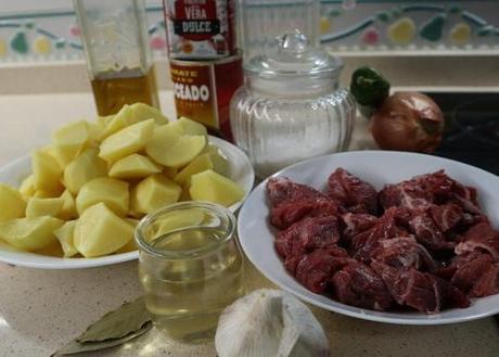Guiso de Patatas con Carne Mambo Los ingredientes necesarios para hacer el guiso de carne con patatas en Mambo