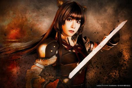 Nuevas artes visuales de la obra teatral ''Tate no Yuusha no Nariagari'', con el elenco principal