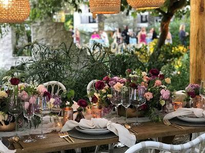 Mesa de boda preparada en el patio de una casa de estilo rural