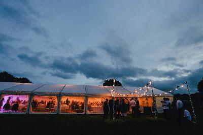 Carpa para boda con invitados a la caída del sol