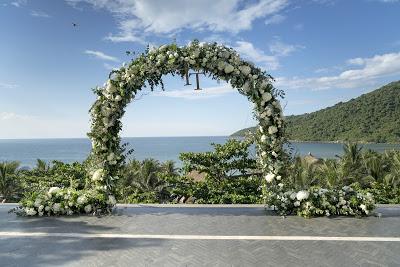 Arco para ceremonia de boda con decoración en un lugar frente al mar