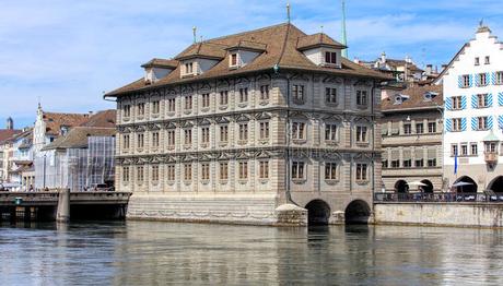 Limmatquai y el Rathaus (Ayuntamiento): 