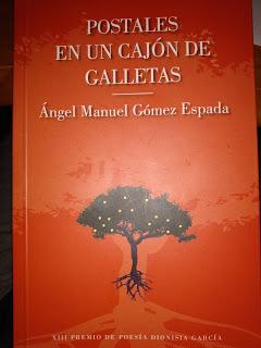 Postales en un cajón de galletas