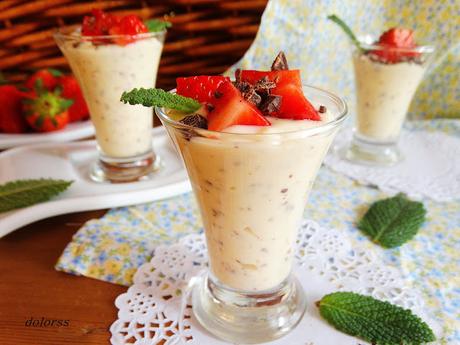 Mousse de limón con fresas y chocolate Mousse de limón con fresas y chocolate