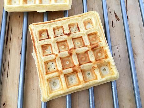 waffles waffle sandwich snack waffle sirope de arce maple syrup guarnición gofres gofres desayuno americano complemento waffles classic waffles with syrup brunch americano blueberries american waffles american breakfast  