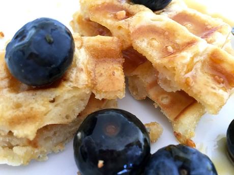 waffles waffle sandwich snack waffle sirope de arce maple syrup guarnición gofres gofres desayuno americano complemento waffles classic waffles with syrup brunch americano blueberries american waffles american breakfast  
