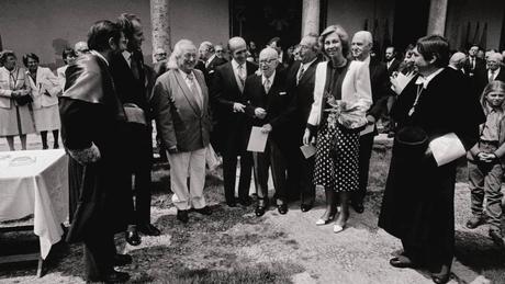De izquierda a derecha: Javier Solana (ministro de Cultura), el Rey Juan Carlos I, Rafael Alberti, Jaime Salinas, Dámaso Alonso y Luis Rosales, la Reina Sofía, Pedro Lain Entralgo y Manuel Gala (rector de la Universidad de Alcalá), en la entrega del Premio Cervantes a Alberti en 1984. 
