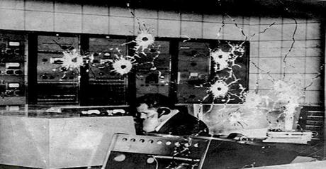 ¡Pueblo de Cuba!, son las primeras palabras de José Antonio Echeverría, 20 minutos después de las tres de la tarde del 13 de marzo de 1957, por la emisora Radio Reloj, al hacer la alocución del Directorio Revolucionario. En la foto, impactos de balas en la cabina de control de la emisora producto del asalto. 
