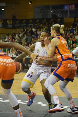 Galería de clics del Valencia Basket-CB Clarinos (cuartos de final de la Copa de la Reina de Salamanca)