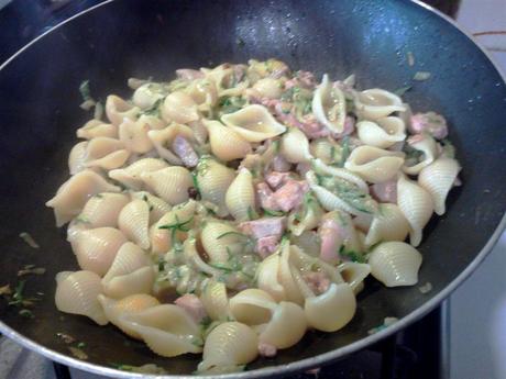 Pasta conchas con atún y calabacín -Conchiglie con tonno e zucchine